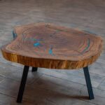 Măsuță cafea cu inserții subtile de rășină albastră