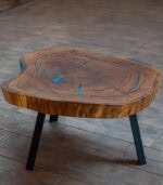 Măsuță cafea cu inserții subtile de rășină albastră