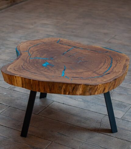 Măsuță cafea cu inserții subtile de rășină albastră