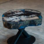 Măsuță cafea stejar unicat cu inserție rășină în nuanțe de albastru