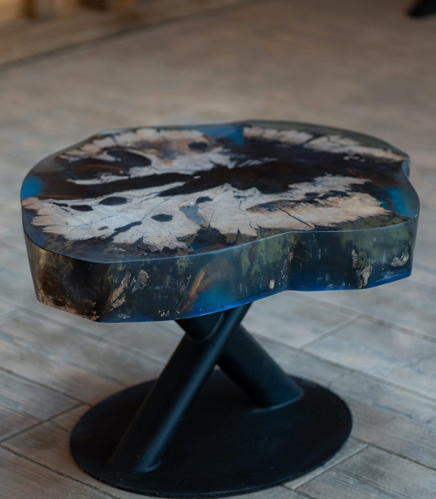cafea-rasina-blue Măsuță cafea stejar unicat cu inserție rășină în nuanțe de albastru - imagine 1