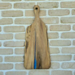 Tocător L din stejar cu inserție albastră de rășină 60x25x3 cm