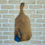 Platou de servire XL din stejar cu mâner și rășină electric blue - 65x30x2 cm