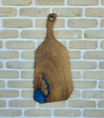 Platou de servire XL din stejar cu mâner și rășină electric blue - 65x30x2 cm