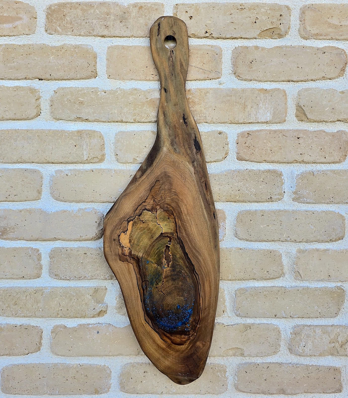 tocator2 Tocător din nuc 65x25x3 cm cu inserție rășină - imagine 1