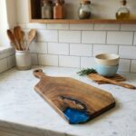 Platou de servire XL din stejar cu mâner și rășină electric blue - 65x30x2 cm