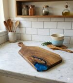 Platou de servire XL din stejar cu mâner și rășină electric blue - 65x30x2 cm - imagine 2