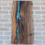 Platou Artizanal din nuc cu inserție de rășină River flow - 76x38 cm