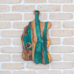 Tocător gourmet Deep Forest din nuc și rășină smarald - 49x26 cm