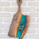 Tocător handmade Deep Forest din nuc și rășină smarald - 53x23 cm