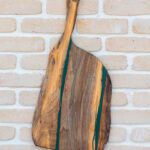 Platou grandios Deep Forest din nuc și rășină smarald - 65x32 cm