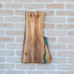 Tocător gourmet Deep Forest din nuc și rășină smarald, 56x32 cm