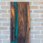 Platou monumental Deep Forest din nuc și rășină smarald - 73x34 cm