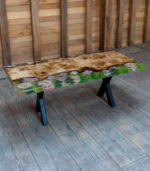 Masuta cafea stil River Table cu margini naturale live edge si picioare metalice negre moderne.