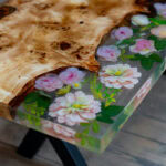 Detaliu fibra noduroasa de plop bubos si flori artificiale conservate in rasina epoxidica clara, grosime 4 cm.