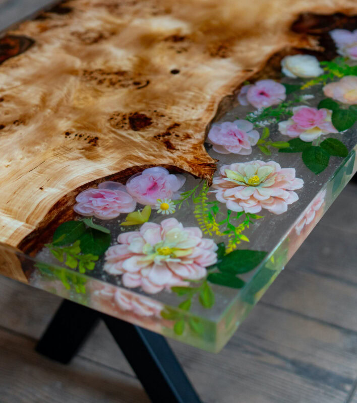 Detaliu fibra noduroasa de plop bubos si flori artificiale conservate in rasina epoxidica clara, grosime 4 cm.