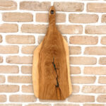 Oak Flow 68 – Platou din stejar masiv cu inserții de rășină neagră - 68x28 cm