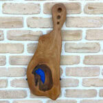 Platou gourmet „Blue River” din nuc masiv și rășină – 57x23x3 cm